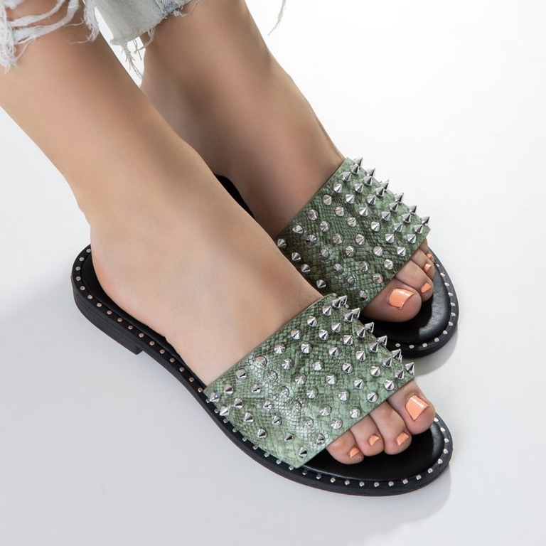 Žalios moteriškos šlepetės su „Maurella“ smeigėmis ir purkštukais - Avalynė