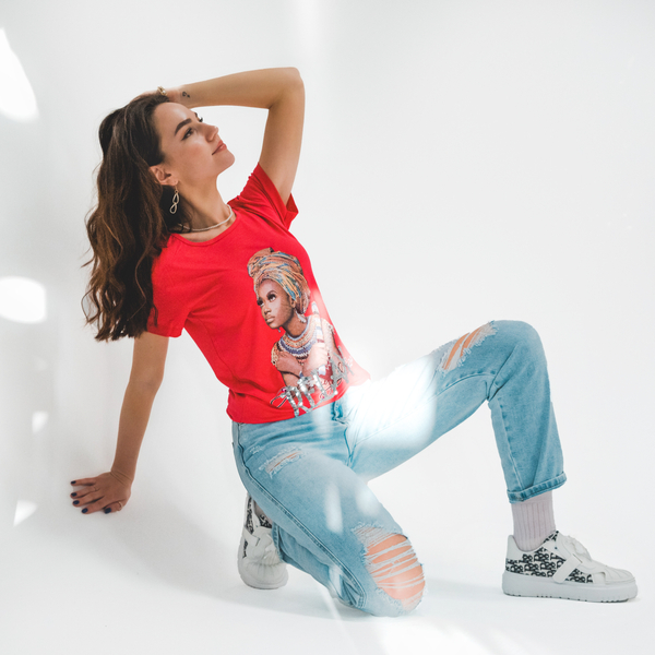 Raudoni moteriški marškinėliai su spalvotu raštu ir blizgučiais - Drabužiai