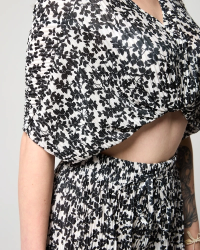 Белый женский плиссированный комплект с черными цветами - Одежда