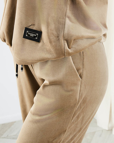 Светло-коричневый женский спортивный комплект с декоративной нашивкой - Одежда