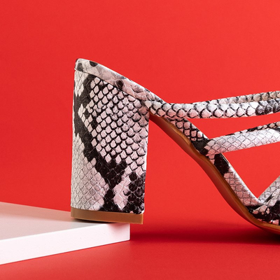 Juodos ir baltos šlepetės su įspaudu ant aukštesnio posto Furlisa - Avalynė