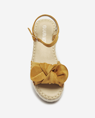 Горчичные женские сандалии на низком каблуке с бантом Mosinta - Обувь