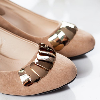 Beżowe damskie czółenka na wyższej koturnie Letti - Obuwie