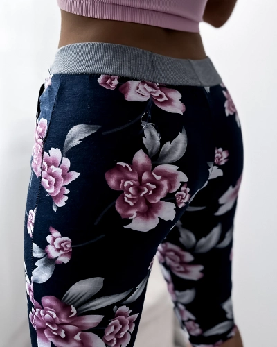 Tamsiai mėlyni moteriški 3/4 šortai su gėlių raštu - Drabužiai