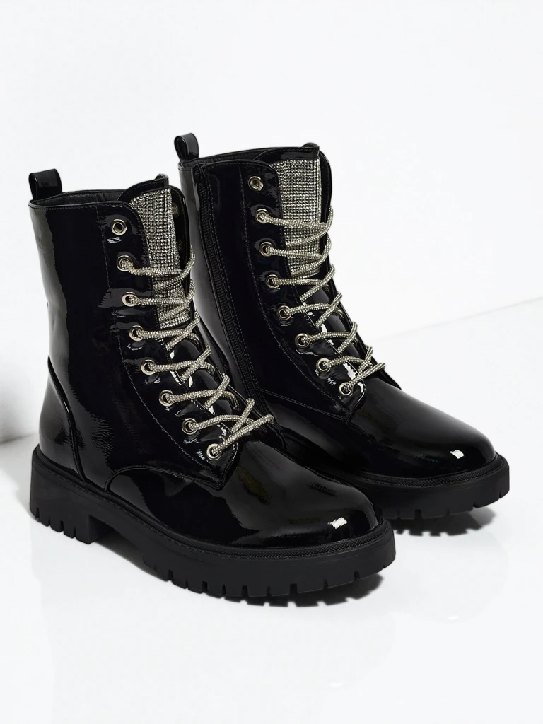 Lakiniai moteriški aulinukai suvarstomi Fjorra