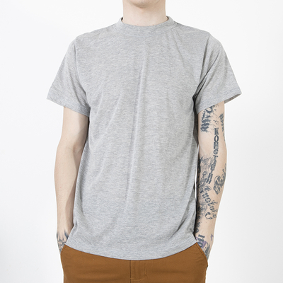 Šviesiai pilki medvilniniai vyriški marškinėliai-drabužiai