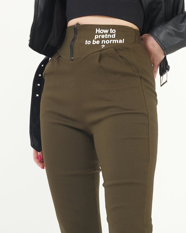 Зеленые трегинсы с декоративными надписями