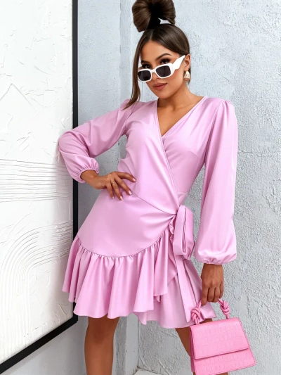 Мини-платье Royalfashion с рюшами и завязками. Модель с длинными рукавами, запахом и поясом на талии. Дополнительно украшено рюшами! Обязательный элемент в вашем гардеробе! 87654321 <p>ПРИМЕЧАНИЕ: Точность измерения (+/-) 1 см. Размеры измерены в расправл