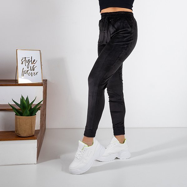 Juodos veliūrinės sportinės kelnės - Apranga