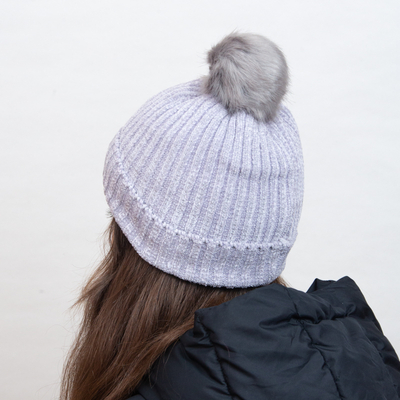 Pilka apšiltinta kepurė su baltomis juostelėmis ir pomponu - Aksesuarai