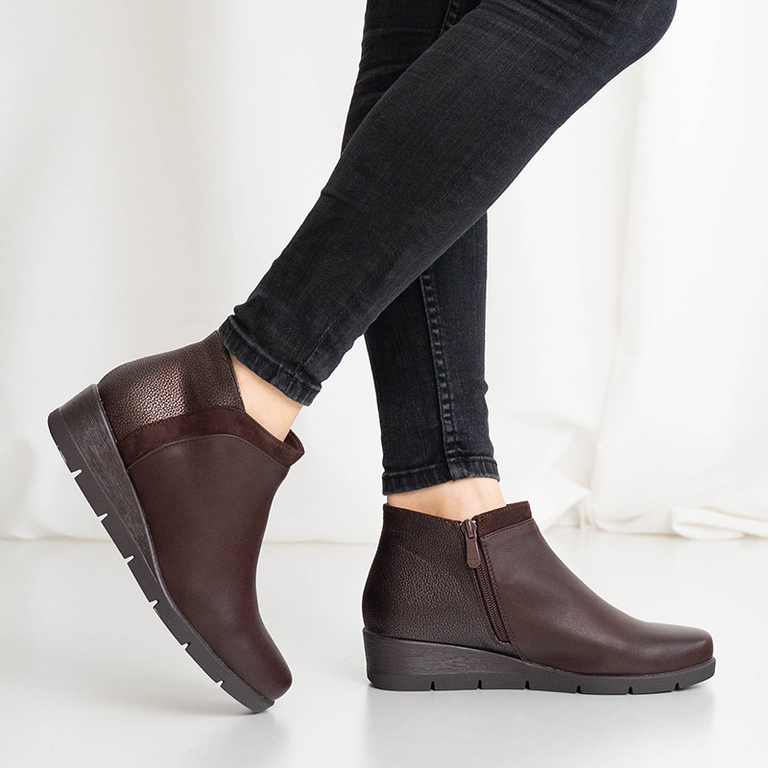 Коричневые женские ботильоны на танкетке Flyvi