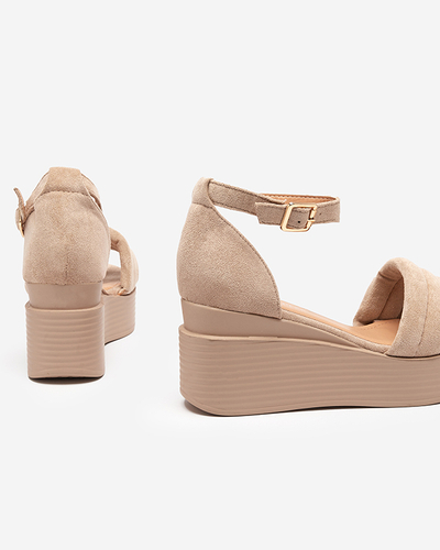 OUTLET Smėlio spalvos moteriškos pleištinės basutės Okita - Avalynė