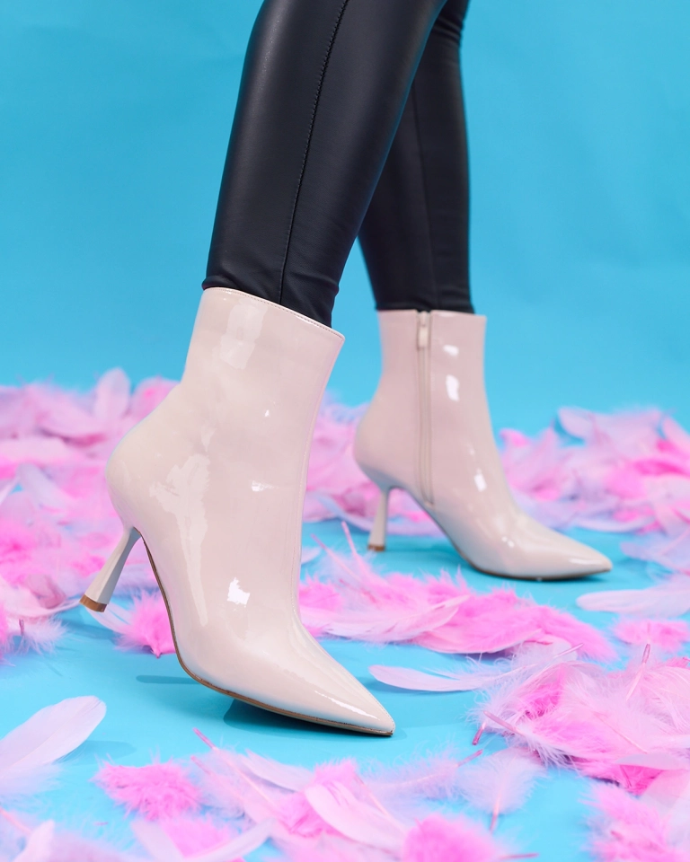 Royalfashion Бежевые лакированные женские сапоги на утином каблуке Elegant Classy