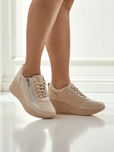 Damskie sneakersy koturny HeraBea beżowe z eko skóry 6,5 cm z zamkiem