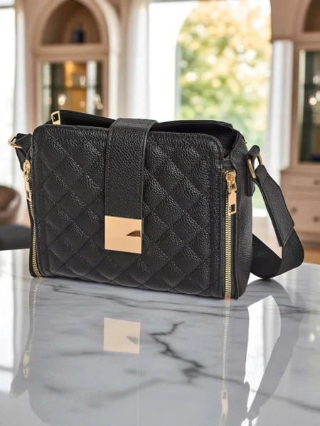 Czarna torebka damska Demetra z ekologicznej skóry patentowej, elegancka