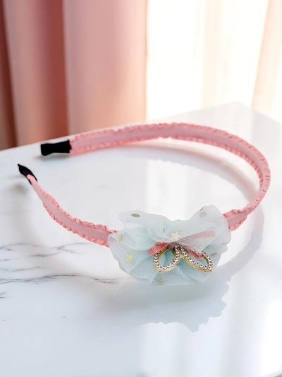 Royalfashion Ободок для волос Daisy Bloom с цветочным акцентом – это изящный аксессуар, который подчёркивает естественную красоту и добавляет романтического шарма. Мягкий и эластичный, идеально подходит для летних прогулок, фотосессий, свадеб и повседневн