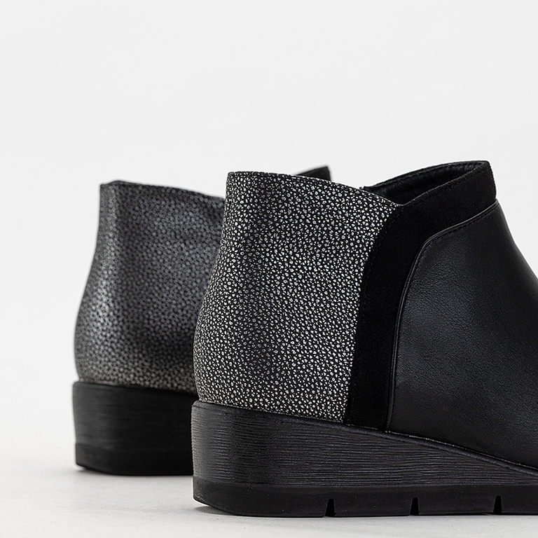 Черные женские ботильоны на танкетке Flyvi