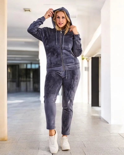 Женский велюровый PLUS SIZE комплект Royalfashion Комплект женский велюровый из приятного материала. Модель оснащена капюшоном на молнии с 2 карманами и длинными брюками с эластичным поясом, также с 2 карманами. Чувствуйте себя стильной в этом прекрасном 