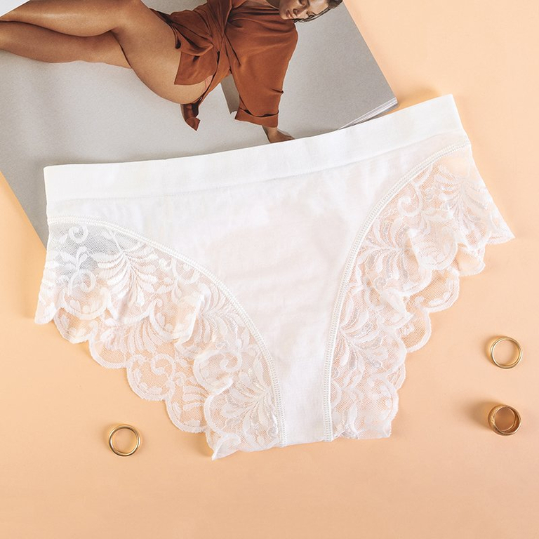 Женские трусы цвета экрю с кружевом
