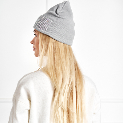 Серая женская шапка со стразами