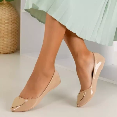 OUTLET Smėlio spalvos lakuotos balerinos su širdele Monzie - Batai