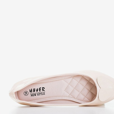 Lakierowane baleriny w kolorze ecru z serduszkiem Monzie - Obuwie