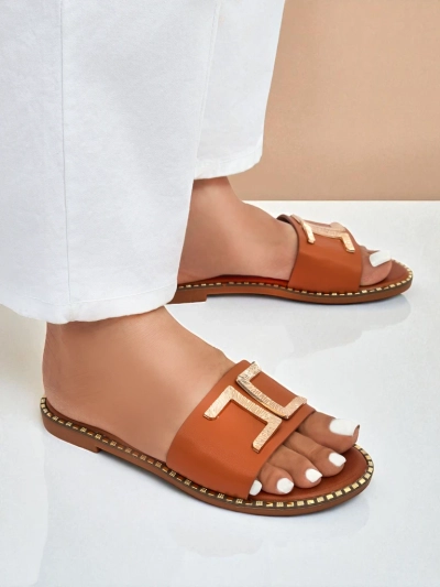 Royalfashion Женские шлепанцы из искусственной кожи с декором Gildra
