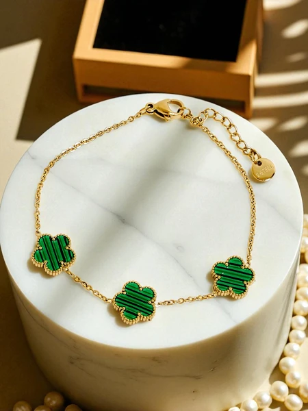 Bransoletka Aurelia Bianca z kwiatami w odcieniu zielonej perły, złocona