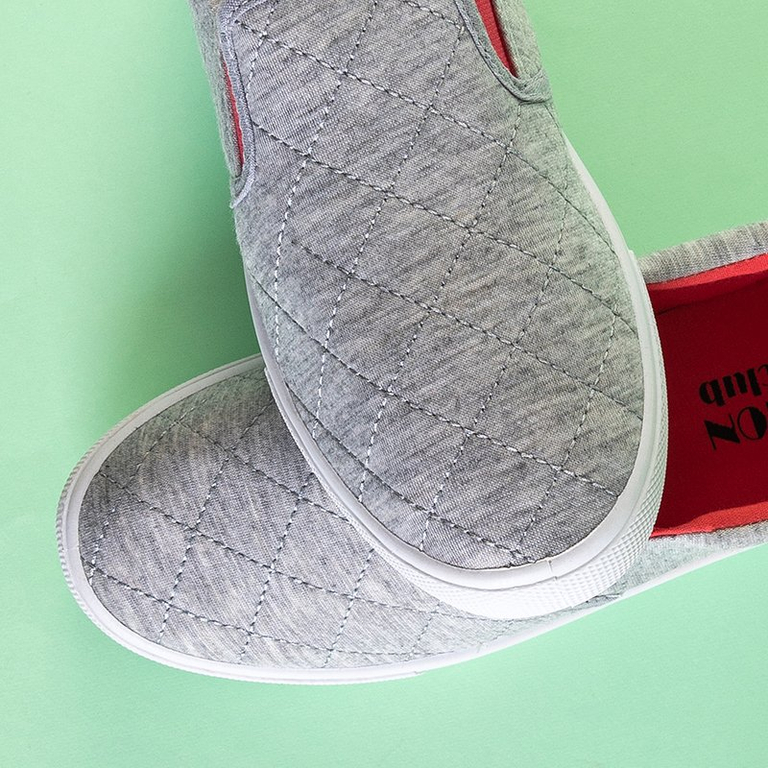 Pilkos spalvos moteriškas dygsniuotas šlepetė su fuksijos intarpais Weridia - Avalynė