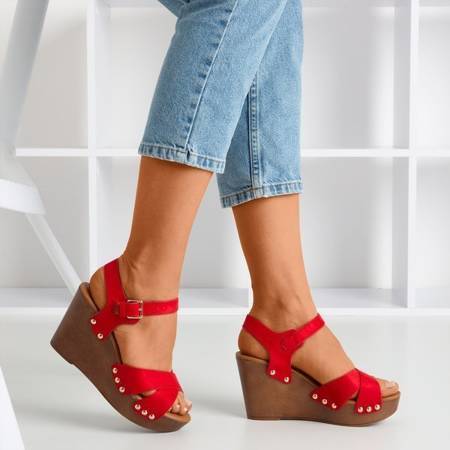 OUTLET Czerwone sandały damskie na koturnie Susannah - Obuwie