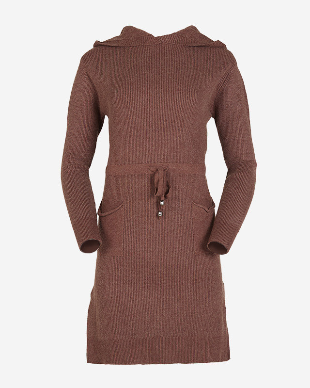 Tamsiai ruda moteriška megztinė suknelė su gobtuvu – drabužiai