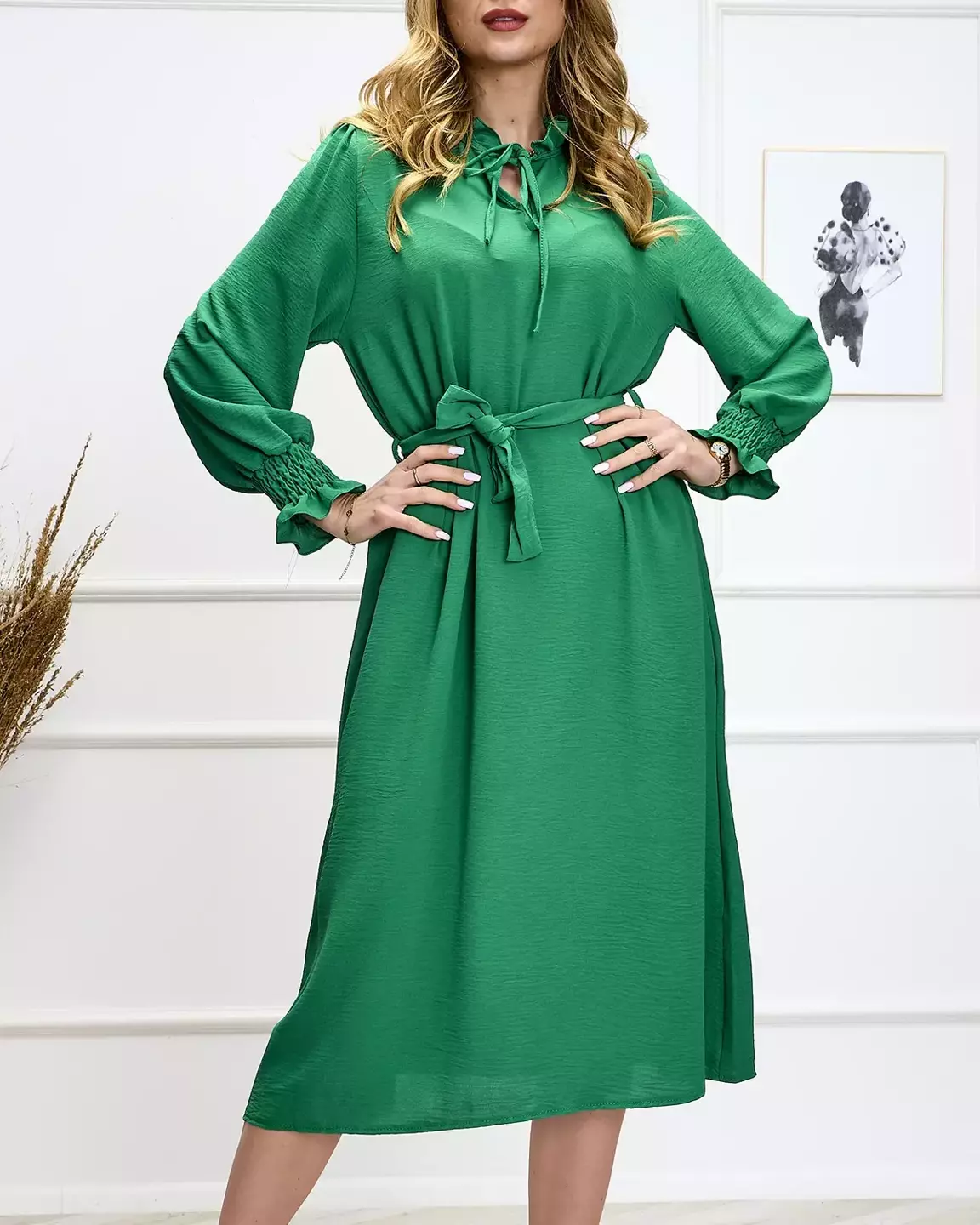 Žalia ilga moteriška suknelė su raišteliu juosmenyje - Apranga