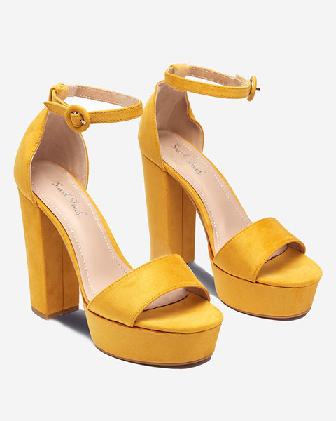 Geltoni moteriški sandalai ant aukštesnio stulpelio Berisek - Avalynė