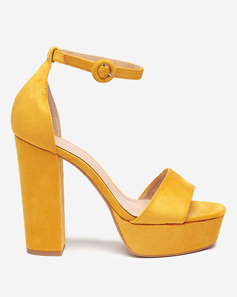 Geltoni moteriški sandalai ant aukštesnio stulpelio Berisek - Avalynė