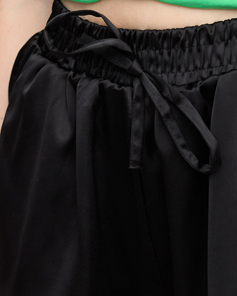 Moteriški juodi atlasiniai šortai su kišenėmis – drabužiai