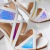 OUTLET Białe sandały na słupku z holograficznym wykończeniem Raffaessa - Obuwie
