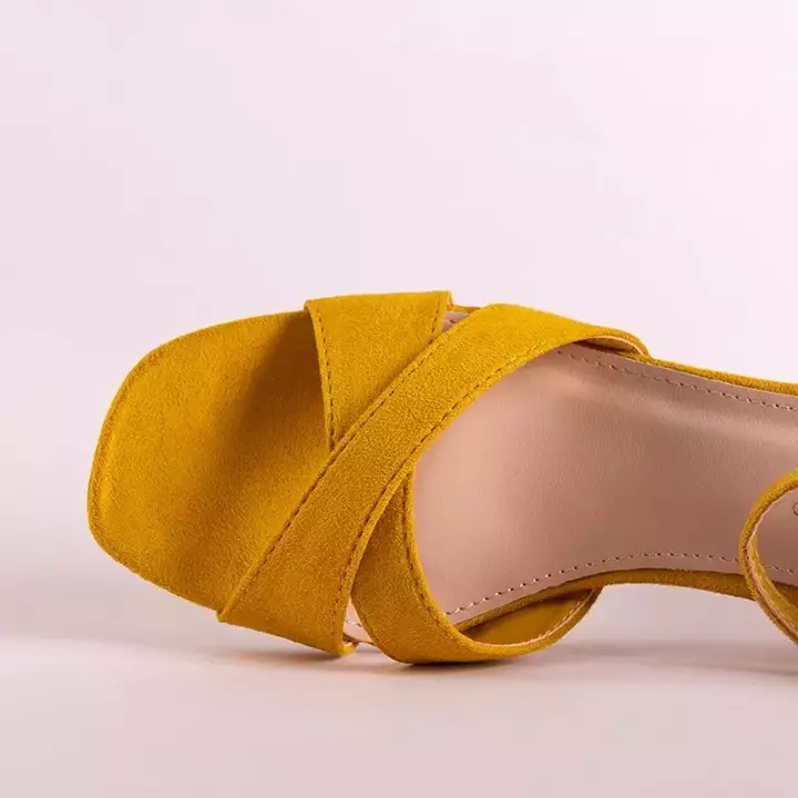 OUTLET Geltoni moteriški sandalai ant žemo stulpelio Paleri - Avalynė