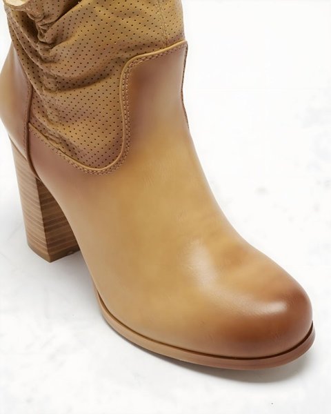 OUTLET Šviesiai rudi moteriški aukštakulniai batai su ažūriniu įdėklu Miniop- Avalynė