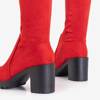 Raudoni moteriški batai per kelius ant „Tomira“ stulpo-Avalynė