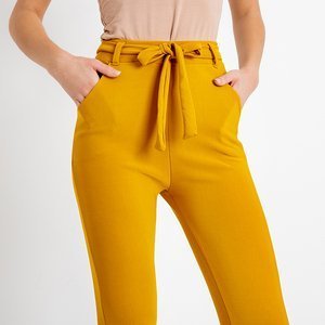 Горчичные женские тканевые брюки с завязками на поясе - Брюки