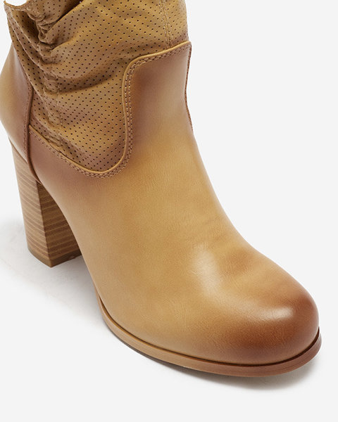 OUTLET Светло-коричневые женские сапоги на высоком каблуке с ажурной вставкой Miniop- Footwear