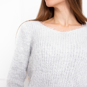 Светло-серый женский свитер с цепочкой