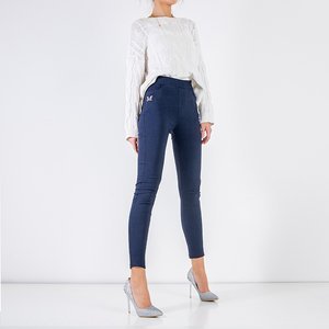 Женские джинсовые штаны синего цвета с нашивками - Одежда